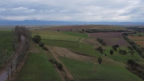 Luftpanoramablick-Auf-Die-Rumänische-Landschaft-Mit-Der-Karpatenlinie-Am-Horizont