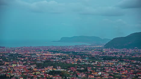 Mit-Seiner-Bezaubernden-Panoramalandschaft-Unter-Den-Wolken-Wirkt-Die-Stadt-Palermo-Wie-Eine-Großartige-Filmische-Aussicht,-Geschmückt-Mit-Der-Majestätischen-Präsenz-Des-Mittelmeers