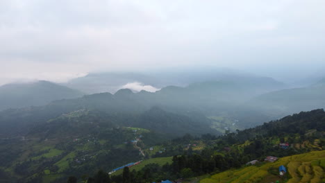 Spektakuläres-Pov-Gleitschirmfliegen-über-Der-Nepalesischen-Landschaft