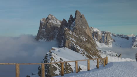Una-Vista-Desde-La-Estación-De-Esquí-De-Seceda-Cableways,-Montaña-Dolomitas,-Italia