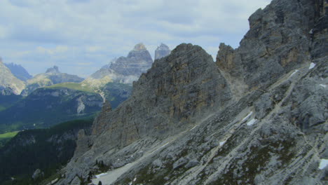 Majestuosos-Picos-Montañosos-Tre-Cime-En-Los-Alpes-Dolomitas-De-Italia,-Paisaje-Aéreo