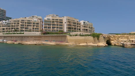 Aufnahme-Von-Im-Bau-Befindlichen-Stadtgebäuden-Am-Wasser-Entlang-Der-Küste-In-Gzira,-Il-Gzira,-Malta-An-Einem-Sonnigen-Tag
