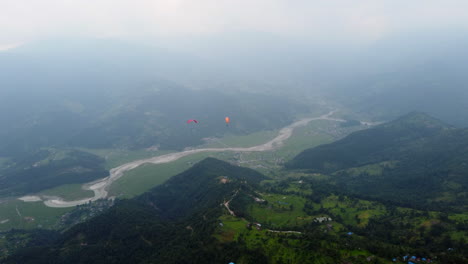 Parapentes-Volando-Muy-Por-Encima-Del-Paisaje-De-Nepal