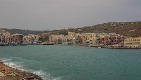 Eine-Darstellung-Der-Atemberaubenden-Schönheit-Der-Strandapartments-Auf-Malta,-Festgehalten-In-Einem-Fesselnden-Zeitraffervideo