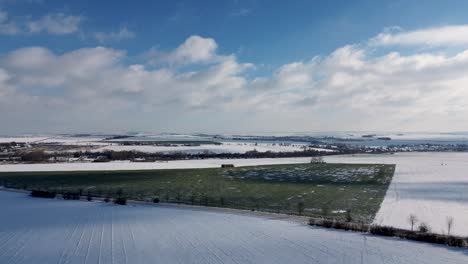 a-view-of-the-countryside-in-the-countryside,-which-is-completely-covered-with-snow
