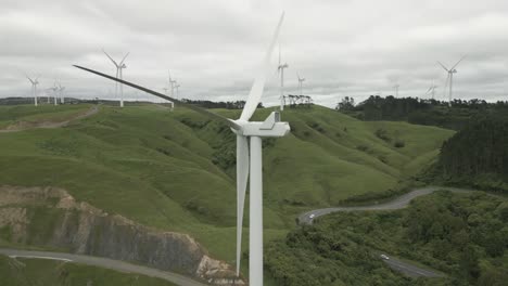 Toma-De-Drone-De-Una-Turbina-Eólica-En-Un-Parque-Eólico-De-Nueva-Zelanda