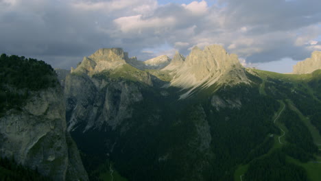 Largo-Vuelo-Aéreo-En-Los-Alpes-Dolomitas-De-Italia,-Paisaje-Impresionante.