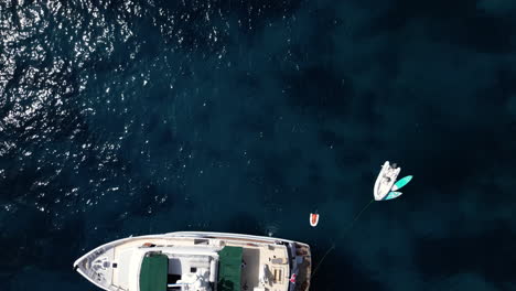 Luftaufnahmen-Einer-Yacht-Im-Meer-Im-Sommer