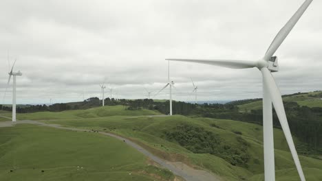 Toma-De-Drones-De-Una-Turbina-Eólica-En-Un-Parque-Eólico-En-Nueva-Zelanda