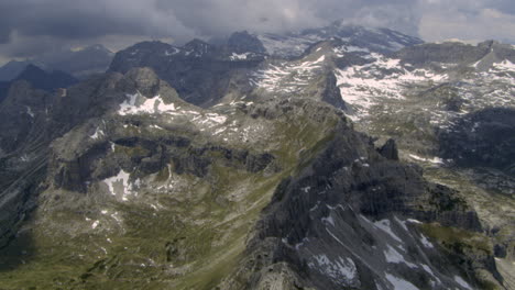 Vista-Aérea-De-Picos-Rocosos-En-Las-Cimas-De-Las-Montañas-De-Los-Alpes-Italianos