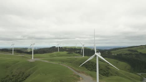 Drohnenaufnahme-Eines-Windparks-In-Neuseeland