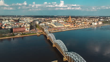 Luftaufnahme-Einer-Eisenbahnbrücke-über-Den-Fluss-Daugava-In-Riga,-Lettland,-Baltikum,-Osteuropa