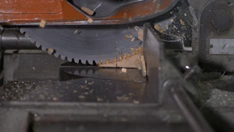 circular-saw-comes-to-a-abrupt-stop-in-a-piece-of-wood-in-super-slow-motion
