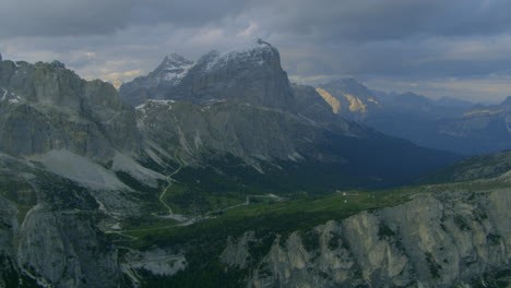 Dramatische-Berglandschaft-In-Den-Italienischen-Dolomiten,-Luftaufnahme