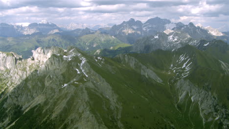 Vista-Aérea-Sobre-Los-Majestuosos-Picos-De-Las-Montañas-De-Los-Alpes-Italianos-En-Verano