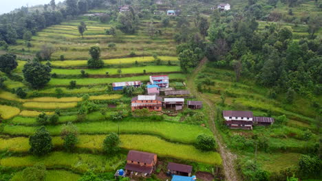 Pueblo-De-Nepal-A-Lo-Largo-De-Terrazas-Campos-Agrícolas-Antena-Ascendente