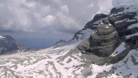 Paisaje-Nevado-En-Las-Montañas-De-Los-Alpes-Italianos-De-Gran-Altitud,-Aérea
