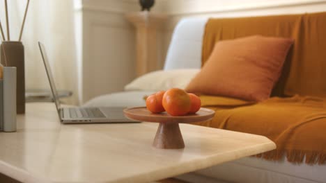 Orangen-Und-Ein-Laptop-Stehen-Auf-Dem-Wohnzimmertisch