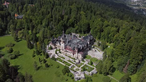 Luftperspektive-Der-Königlichen-Burg-Peles-In-Der-Malerischen-Rumänischen-Berglandschaft,-Panorama-Der-Karpatenregion