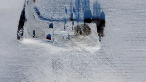 Ein-Blick-Von-Oben-Auf-Eine-Schneebedeckte-Landschaft-Und-Einen-Schneebedeckten-Hügel-Im-Hintergrund