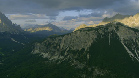 Atemberaubende-Luftlandschaft-Der-Italienischen-Dolomiten-Bei-Sonnenuntergang