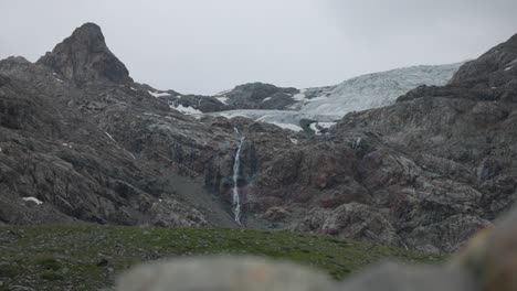 Paisaje-Montañoso-De-Valmalenco-Con-Vista-Al-Glaciar-Fellaria-Y-Cascada,-Día