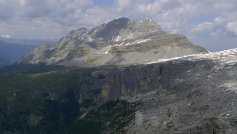 Atemberaubende-Luftlandschaft-Der-Berggipfel-Der-Italienischen-Alpen
