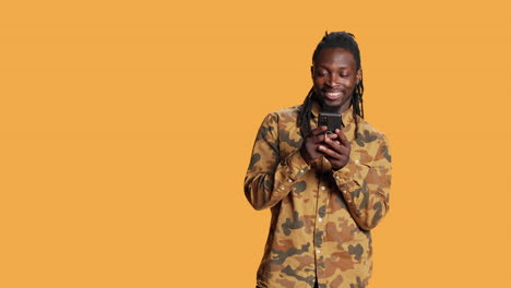 Afroamerikaner,-Der-In-Der-Social-Media-App-Navigiert