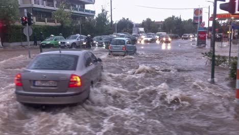 Calles-Inundadas-De-Kifissia,-Atenas,-Grecia-Durante-Las-Fuertes-Lluvias