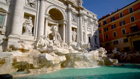 Trevi-Fountain-in-Rome-,-Italy