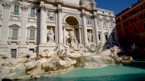 Trevi-Fountain-in-Rome-,-Italy