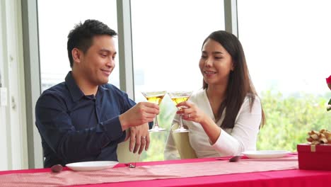 Glückliches-Romantisches-Paar-Beim-Mittagessen-Im-Restaurant