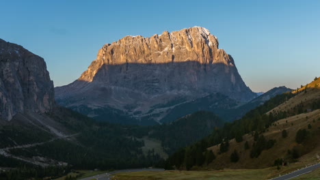 Sunrise-Time-Lapse-of-Dolomites-Italy-Landscape