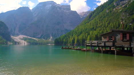 Lago-Braies-En-Las-Montañas-Dolomitas-Seekofel,-Italia