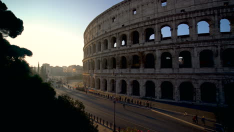 Rome-Colosseum-and-crowded-street-of-Rome-,-Italy