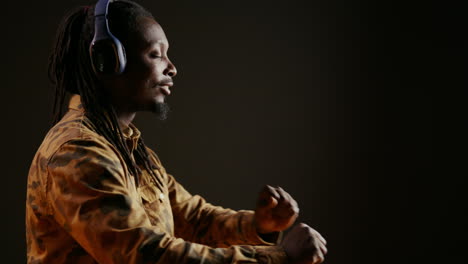 Afroamerikaner-Hört-Coole-Musik-über-Headset
