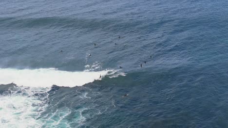 Luftaufnahme-Von-Oben-Nach-Unten-Eines-Surfers,-Der-Eine-Pause-Im-Margaret-River,-Westaustralien,-Einlegt