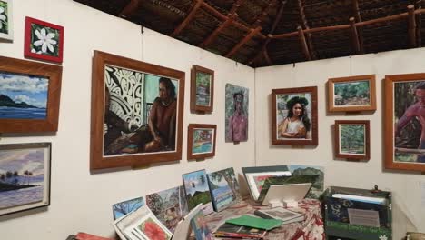 Schwenk-über-Ein-Kleines-Rustikales-Kunstmuseum-Auf-Einer-Polynesischen-Insel
