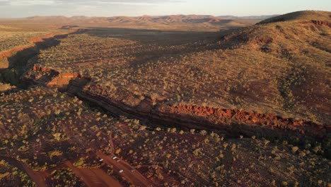 Luftaufnahme-über-Die-Dales-Gorge-In-Karijini-Bei-Sonnenuntergang-Im-Westen-Australiens