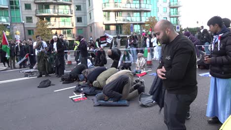 Los-Musulmanes-Rezan-En-Medio-Del-Puente-Vauxhall-Durante-Una-Manifestación-Pro-Palestina-En-El-Centro-De-Londres