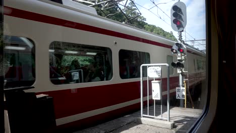 Blick-Durch-Das-Zugfenster-Auf-Den-Limitierten-Express-Koya-Zug,-Der-Am-Bahnsteig-Des-Bahnhofs-Gokurakubashi-Ankommt
