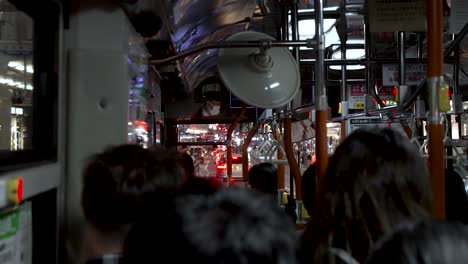 Vista-Interior-Del-Concurrido-Autobús-Local-De-Kyoto-Por-La-Noche,-Japón