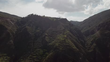 Pan-shot-over-the-mountains-near-Salto-del-Fraile,-Lima,-Peru