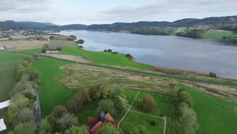Rein-Kirche-In-Der-Nähe-Des-Dorfes-Reinsgrenda-Im-Kreis-Trøndelag,-Norwegen