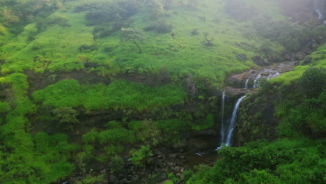 Una-Vista-Panorámica-De-Una-Cascada-De-Bahuli-Rodeada-De-Exuberante-Vegetación-Nashik-Maharashtra