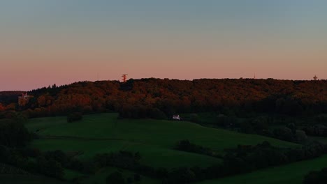 Wilhelmina-Turm-Unter-Dem-Sonnenuntergangshimmel-Aus-Verblassendem-Licht-Und-Farbe