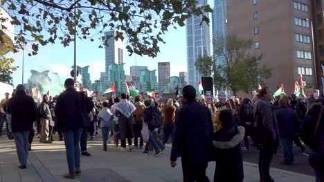 Pro-Palästina-Kundgebung-überquert-Die-Vauxhall-Brücke-Am-Tag-Des-Waffenstillstands-Im-Zentrum-Von-London