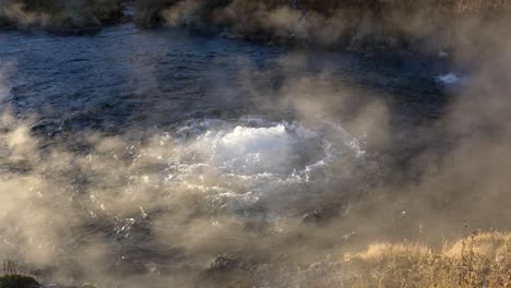 Sprudelnder-Geysir-Im-Yellowstone,-Wyoming