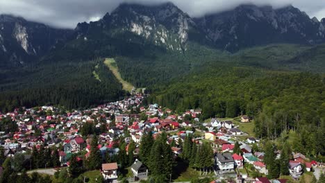 Rumänisches-Karpatengebiet-Von-Drohne-Erfasst,-Altes-Dorf-Im-Vordergrund