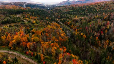 Höhepunkt-Des-Herbstlaubs-In-New-Hampshire,-Gefilmt-Mit-Einer-DJI-Mavic-3-Drohne-In-4K